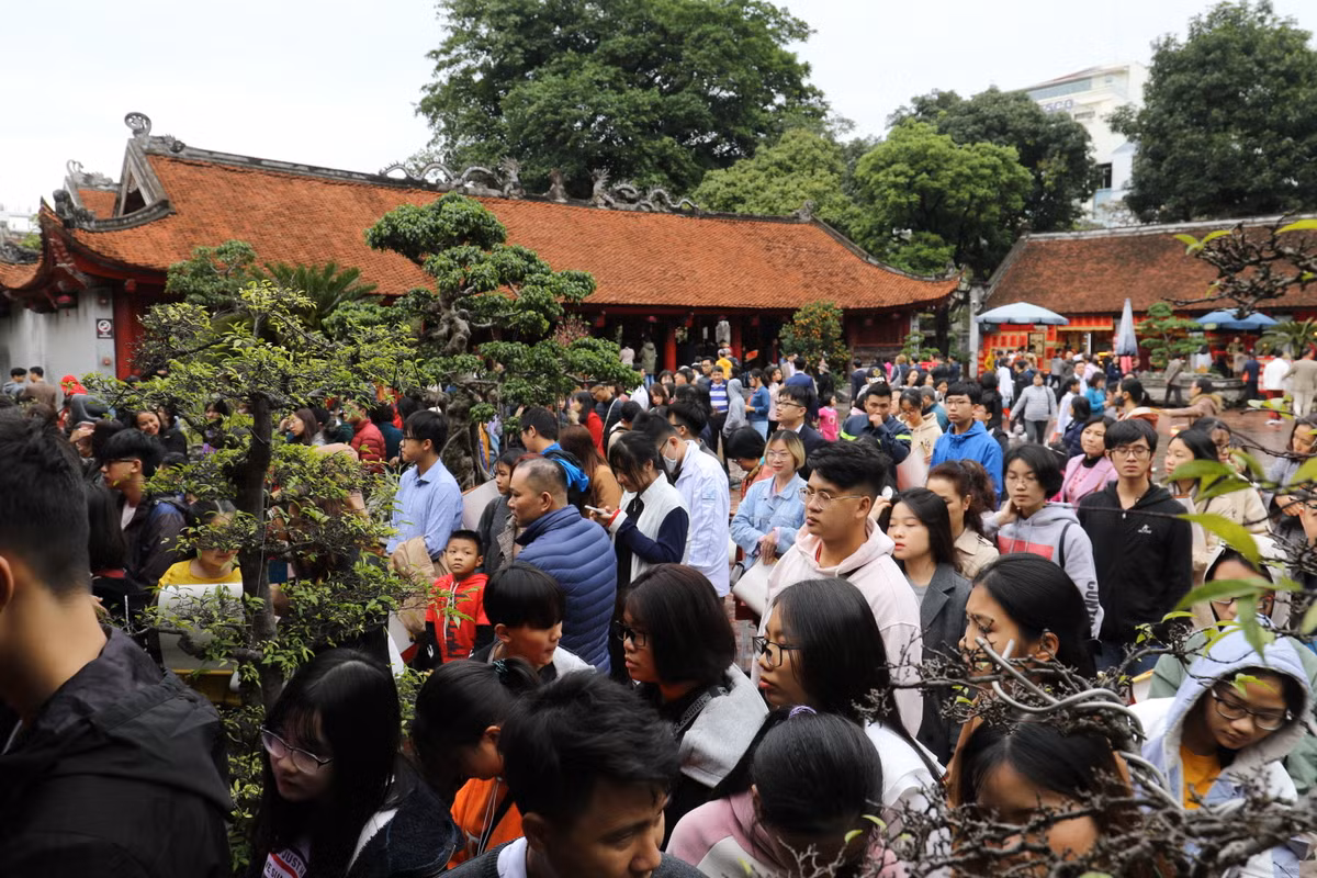 Cảnh tượng dòng sĩ tử xếp hàng xin chữ tại Văn Miếu sáng mùng 1 Tết Canh Tý.