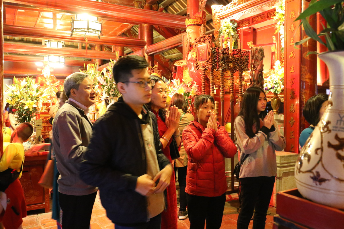 Đến với Văn Miếu, ai cũng trong cùng tâm trạng sẽ được hanh thông trên con đường tri thức, khoa cử.