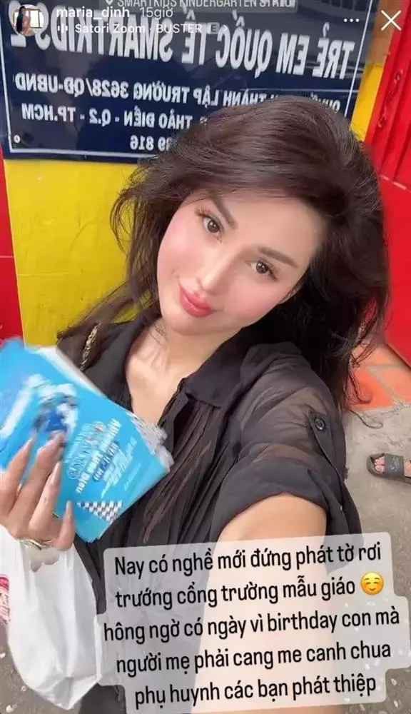 Người mẹ này thậm chí còn đứng canh trước cổng trưởng mẫu giáo của con trai để tìm gặp phụ huynh bạn học của con, sau đó phát thiệp mời sinh nhật mà cô cảm giác như đang đi phát tờ rơi vậy.