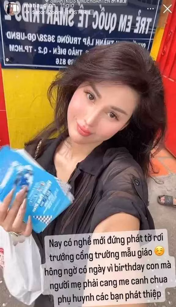 Người mẹ này thậm chí còn đứng canh trước cổng trưởng mẫu giáo của con trai để tìm gặp phụ huynh bạn học của con, sau đó phát thiệp mời sinh nhật mà cô cảm giác như đang đi phát tờ rơi vậy.