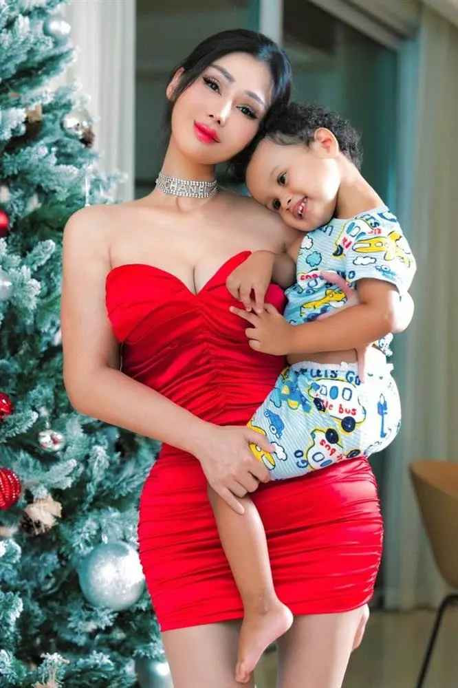 Lần đầu làm mẹ, Đinh Phương Ánh có nhiều bỡ ngỡ, stress vì muôn vàn lý do chẳng hạn con khóc, con ọc sữa liên tục, con vàng da, tắc tuyến sữa...