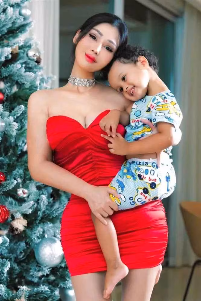 Lần đầu làm mẹ, Đinh Phương Ánh có nhiều bỡ ngỡ, stress vì muôn vàn lý do chẳng hạn con khóc, con ọc sữa liên tục, con vàng da, tắc tuyến sữa...