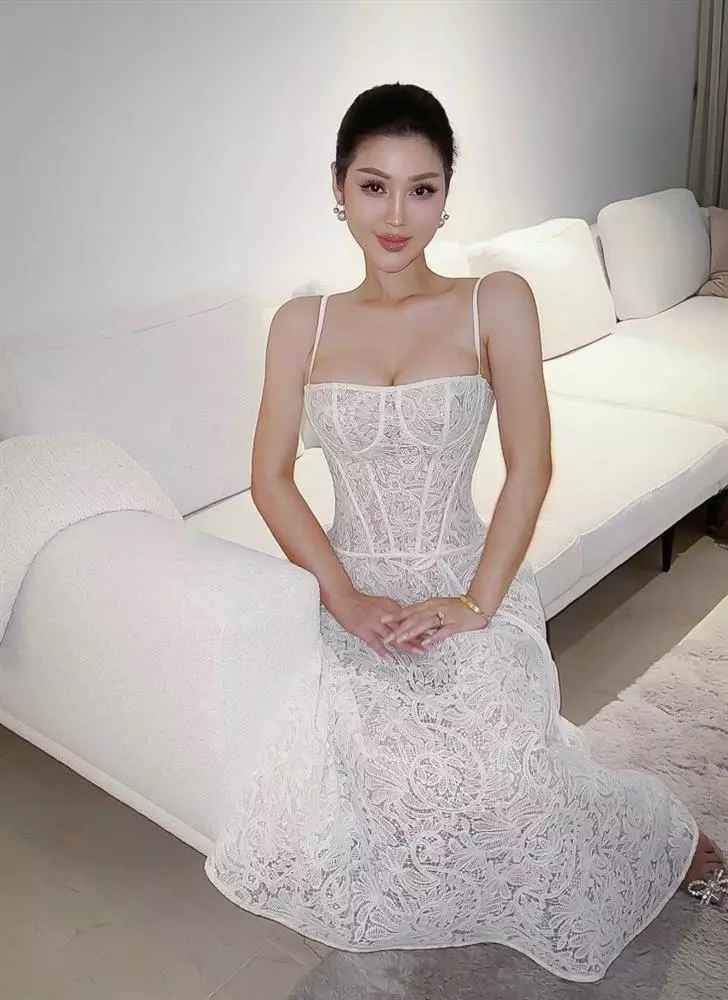 Maria Đinh Phương Ánh cũng từng được mệnh danh Kim siêu vòng 3 Việt Nam bởi sở hữu vóc dáng vô cùng quyến rũ, nóng bỏng. Tuy nhiên gương mặt của người đẹp từng khiến nhiều người xì xào vì "dao kéo" quá đà.