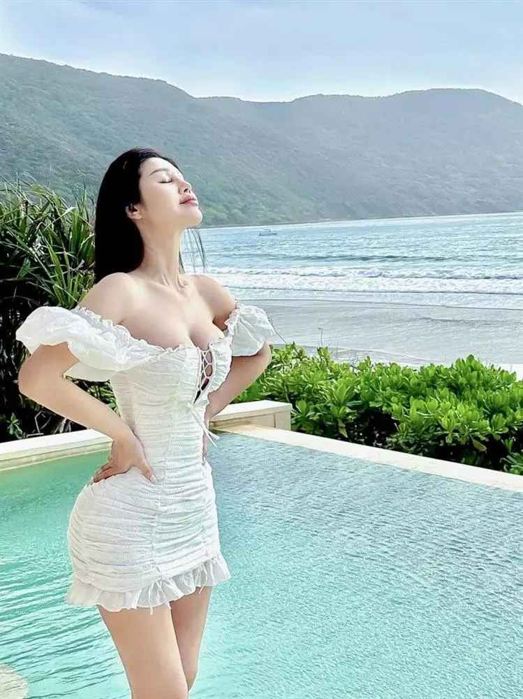 Những lúc như vậy Phương Ánh tự tìm tòi các tài liệu trên mạng, lân la vào các nhóm bỉm sữa để học hỏi kinh nghiệm và cả ở bạn bè xung quanh. Rất may rồi tất cả đều ổn hết và con trai Đinh Phương Anh phát triển rất tốt, hiện bé được 3 tuổi, điển trai và thông minh.