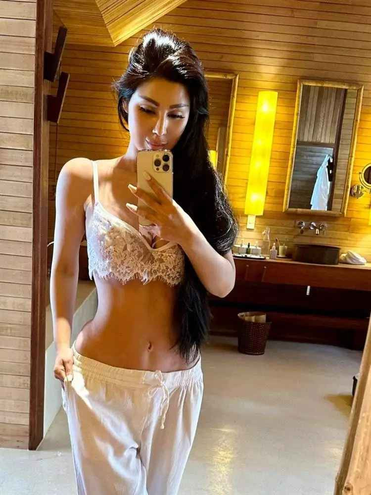 Bà mẹ thường xuyên chia sẻ hình ảnh về cuộc sống hạnh phúc của gia đình trên mạng xã hội, gây được sự chú ý và lời khen ngợi từ mọi người.