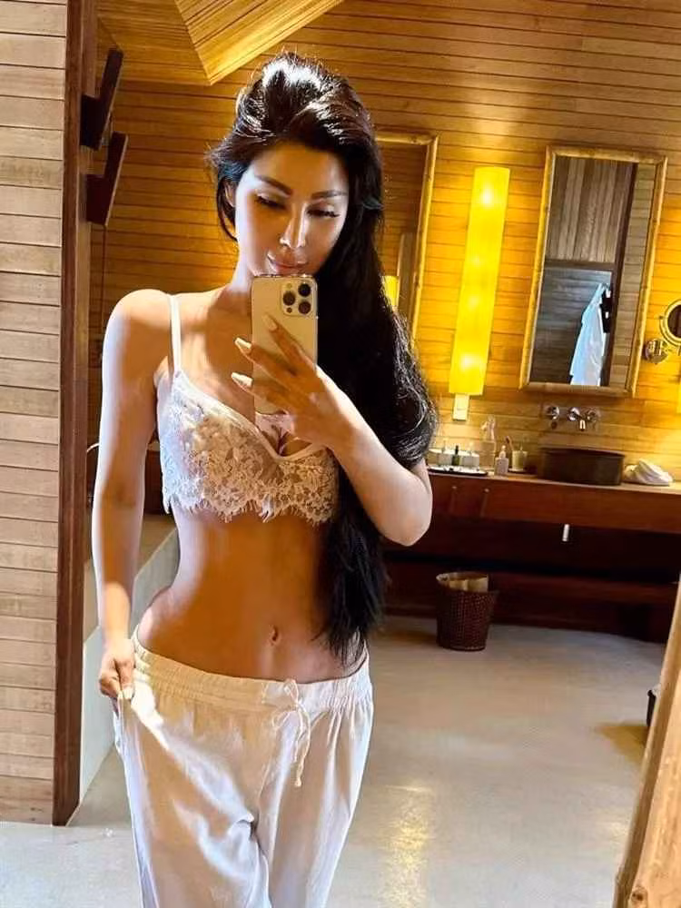 Bà mẹ thường xuyên chia sẻ hình ảnh về cuộc sống hạnh phúc của gia đình trên mạng xã hội, gây được sự chú ý và lời khen ngợi từ mọi người.