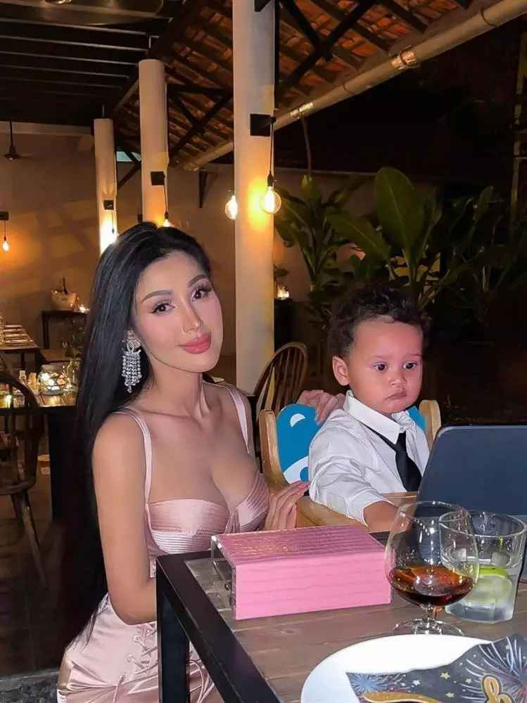 Trong những chia sẻ hiếm hoi của mỹ nhân dao kéo một thời về tổ ấm nhỏ, Đinh Phương Ánh cho biết cuộc sống của cô và ông xã thay đổi nhiều từ ngày có con trai, từ nếp sống cho đến suy nghĩ, mọi thứ đều vui vẻ và tích cực hơn.