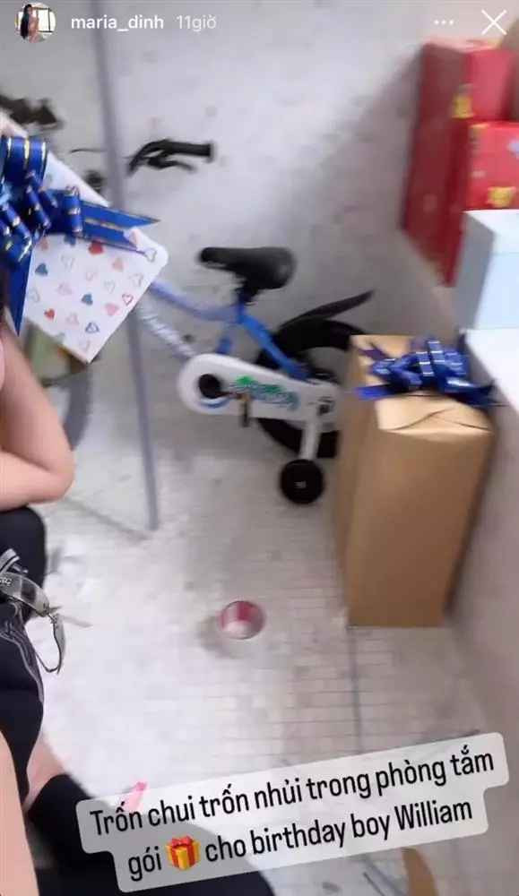 Ngoài bí mật phát thiệp mời, bà mẹ trẻ này còn cho biết cô âm thầm ngồi trong một phòng kín gói quà để làm bất ngờ cho sinh nhật 3 tuổi của cậu nhóc.