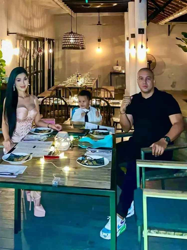 Theo tìm hiểu, bà mẹ trẻ đứng cổng trường phát tờ rơi nói trên là Maria Đinh Phương Ánh. Cô từng là diễn viên nổi tiếng được yêu mến quá nhiều bộ phim Sắc Đẹp Và Danh Vọng, Em Vẫn Luôn Chờ Anh...