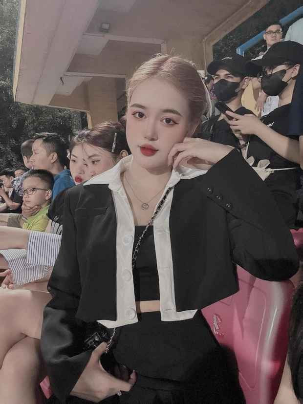 Cũng trong lần xuất hiện trên khán đài này, nhan sắc của vợ Vũ Tiến Long cũng được dân mạng soi thật kĩ và so sánh với ảnh mạng.