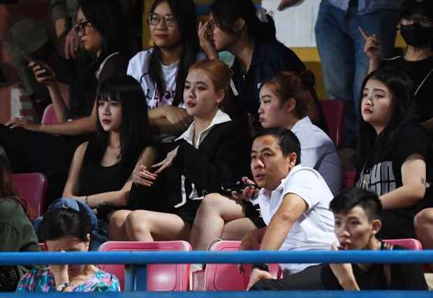 Vợ Vũ Tiến Long cùng bạn bè ngồi ở một góc khá kín xem trận đấu