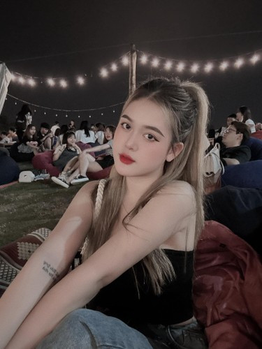 Vợ của trung vệ từng lên U23 Việt Nam có gương mặt bầu bĩnh, xinh xắn