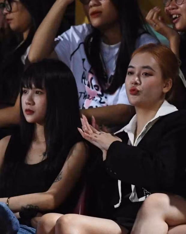 Diễm Quỳnh (áo cổ trắng) - vợ của trung vệ Vũ Tiến Long (CLB Hà Nội) xuất hiện trên sân Hàng Đẫy tối ngày 3/11 trong trận đấu với CLB CAHN vòng 3 V-League