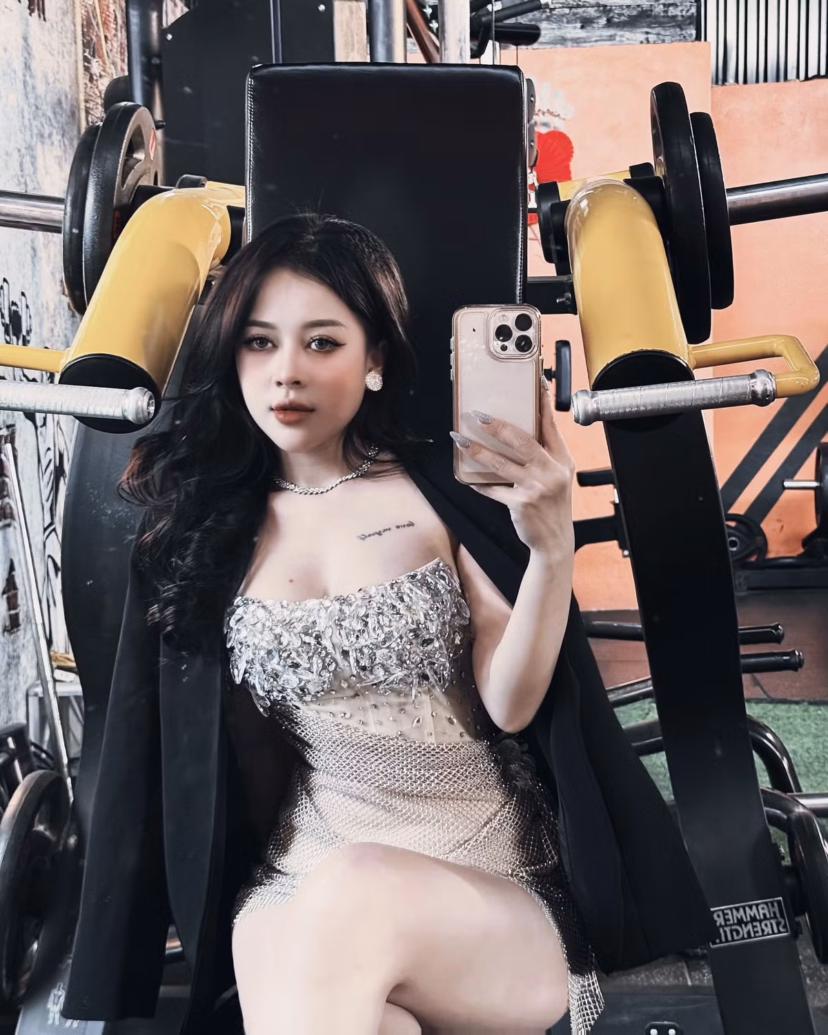 Dẫu biết rằng các PT chuyên nghiệp không thiếu những bộ đồ tập năng động, ôm sát để thuận tiện cho việc vận động, nhưng trang phục của cô nàng này lại có phần “hơi quá”, khiến người xem nào cũng phải đỏ mặt ái ngại.