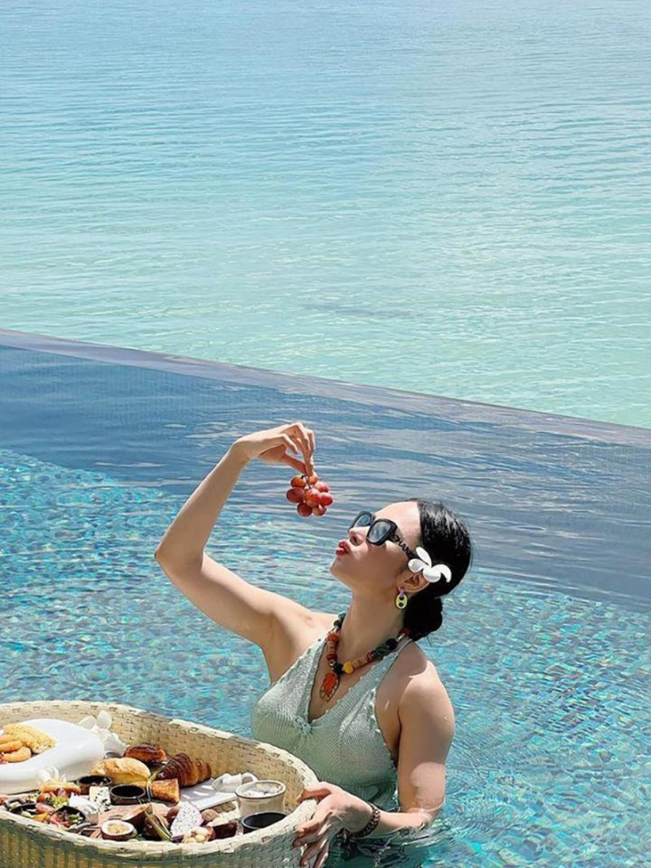 Trước đó, Angela Phương Trinh đã nhiều lần khoe vóc dáng ''nam tính'' của mình, thay cho những đường cong mềm mại vốn là hình ảnh quen thuộc gắn với cô suốt nhiều năm.