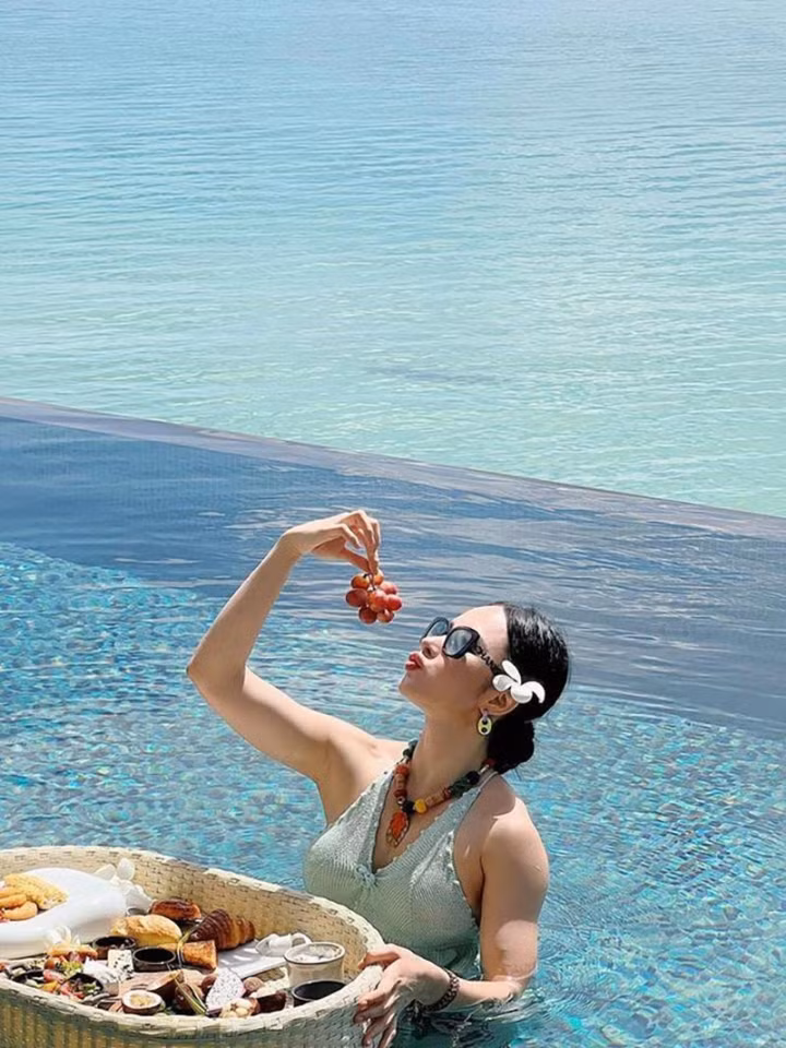 Trước đó, Angela Phương Trinh đã nhiều lần khoe vóc dáng ''nam tính'' của mình, thay cho những đường cong mềm mại vốn là hình ảnh quen thuộc gắn với cô suốt nhiều năm.