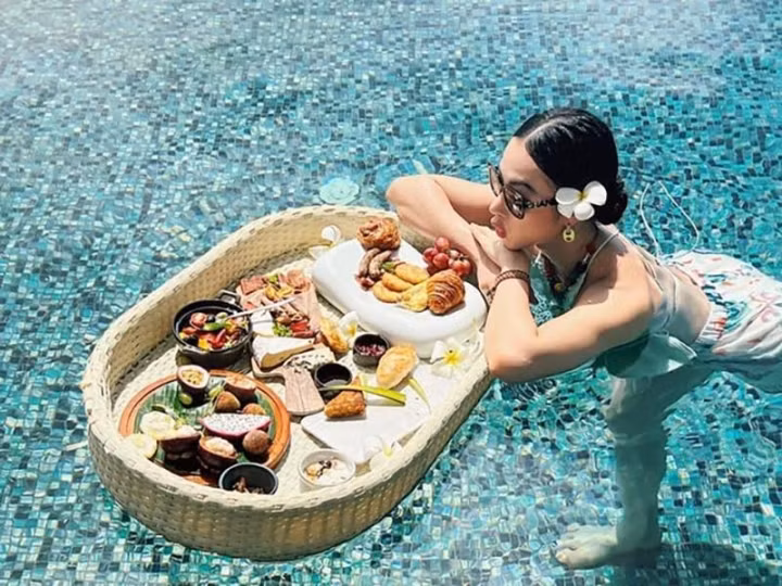 Dù ở tư thế thả lỏng, không gồng lên như nhiều đợt chụp hình trước đó nhưng cơ bắp của hot girl 9X này vẫn lộ rõ.