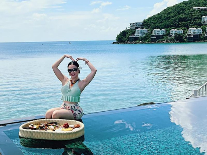 Loạt ảnh mới đây nhất cho thấy, trong ánh nắng Phú Quốc rực rỡ, người đẹp diện trang phục điệu đà, tạo dáng bên bể bơi.