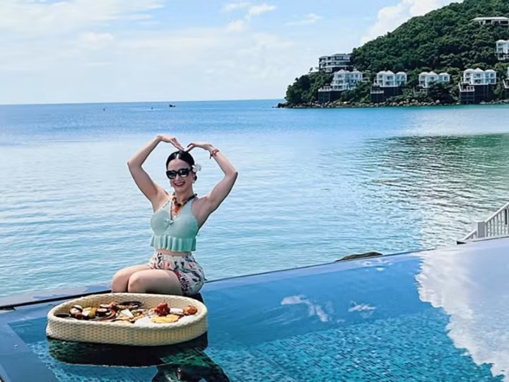 Loạt ảnh mới đây nhất cho thấy, trong ánh nắng Phú Quốc rực rỡ, người đẹp diện trang phục điệu đà, tạo dáng bên bể bơi.