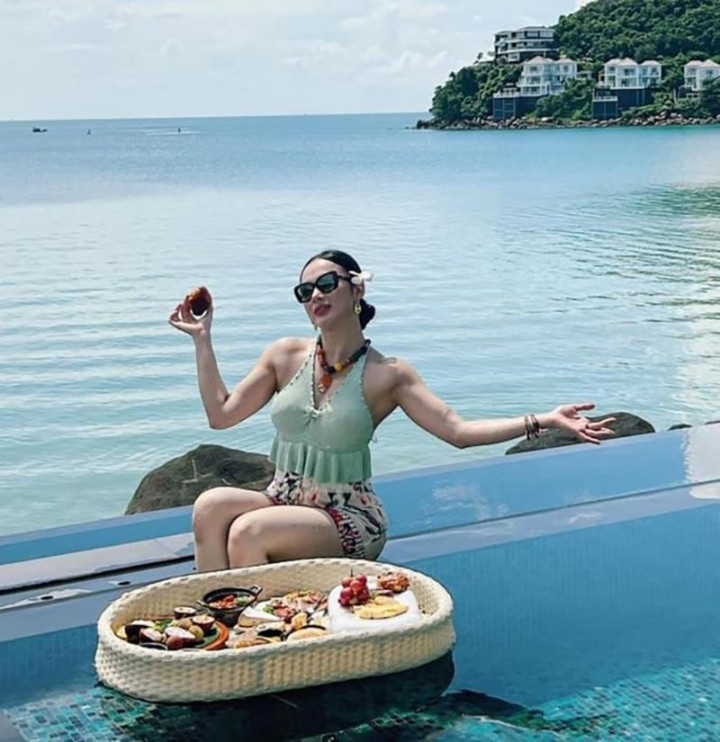 Thời gian gần đây, Angela Phương Trinh liên tục khiến khán giả "mắt tròn mắt dẹt" khi chia sẻ những hình ảnh bản thân phô diễn cơ bắp cuồn cuộn.