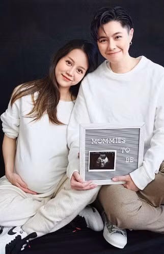 Cách đây không lâu, An Nguy và Alex đã cùng em bé về Việt Nam sau 1 thời gian sinh sống ở Mỹ. Dù khá bận rộn vì con mọn nhưng nữ vlogger thỉnh thoảng vẫn cập nhật kênh YouTube và chia sẻ quan điểm của mình với những vấn đề khác nhau.