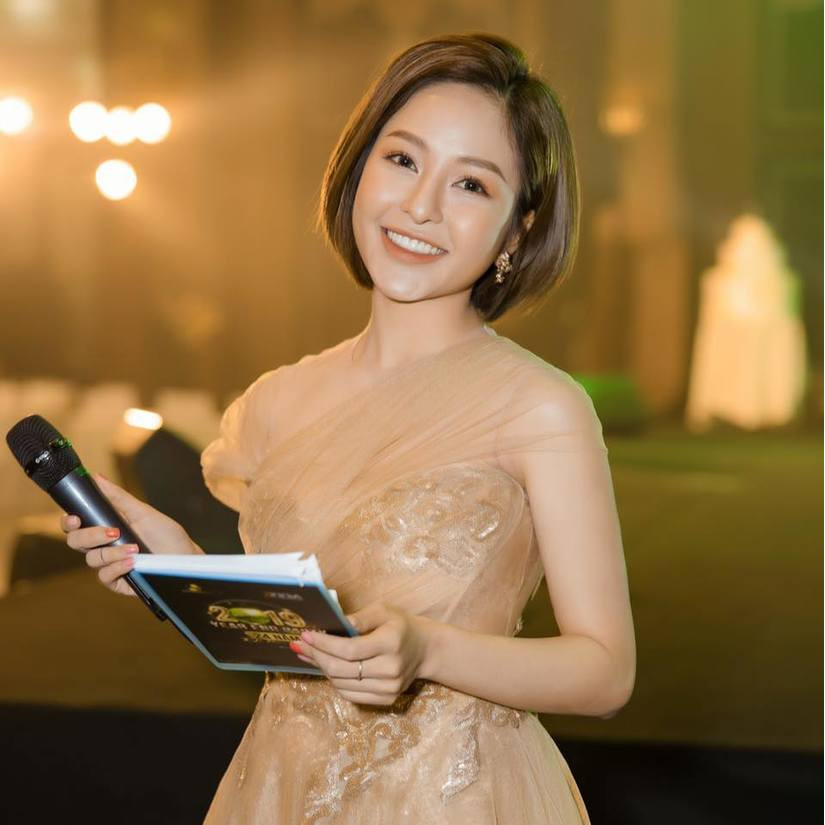 Dáng tóc dài không chỉ phù hợp với vẻ trong trẻo, nữ tính toát lên qua nét mặt, nụ cười, nước da của Trâm Anh mà hơn nữa, nó còn rất ăn nhập với dáng khuôn mặt bầu bĩnh, tròn trịa của cô nàng.