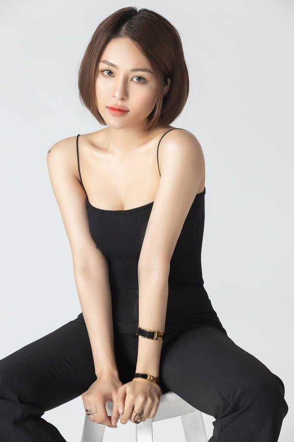 Tuy nhiên, dường như những người yêu quý hot girl 9X Trâm Anh lại thích hơn hình ảnh cô nàng trước đây với mái tóc dài thướt tha.