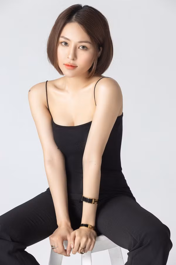 Tuy nhiên, dường như những người yêu quý hot girl 9X Trâm Anh lại thích hơn hình ảnh cô nàng trước đây với mái tóc dài thướt tha.