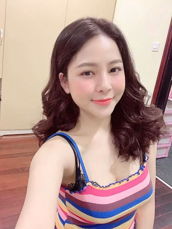 Lại thêm dáng tóc ngắn được vén gọn bên tai, trông khuôn mặt Trâm Anh như càng đầy đặn hơn.