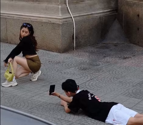 Muốn "nóc nhà" đẹp việc các chàng phải hi sinh bộ outfit là điều hoàn toàn có thể chấp nhận được.