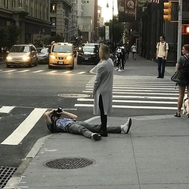 Nhiều cô gái thậm chí sẵn sàng đứng ngoài nắng hay thay đổi liên tục nhiều bộ đồ, trang điểm kĩ càng chỉ để chụp vài ba bức ảnh. Chính vì sự nghiêm túc và chỉn chu trong từng khâu chuẩn bị nên các các nàng cũng yêu cầu cao về kĩ năng chụp ảnh của bạn trai đi cùng.