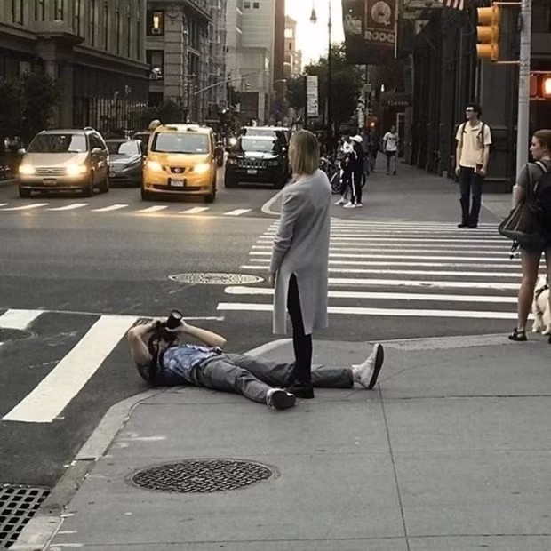 Nhiều cô gái thậm chí sẵn sàng đứng ngoài nắng hay thay đổi liên tục nhiều bộ đồ, trang điểm kĩ càng chỉ để chụp vài ba bức ảnh. Chính vì sự nghiêm túc và chỉn chu trong từng khâu chuẩn bị nên các các nàng cũng yêu cầu cao về kĩ năng chụp ảnh của bạn trai đi cùng.