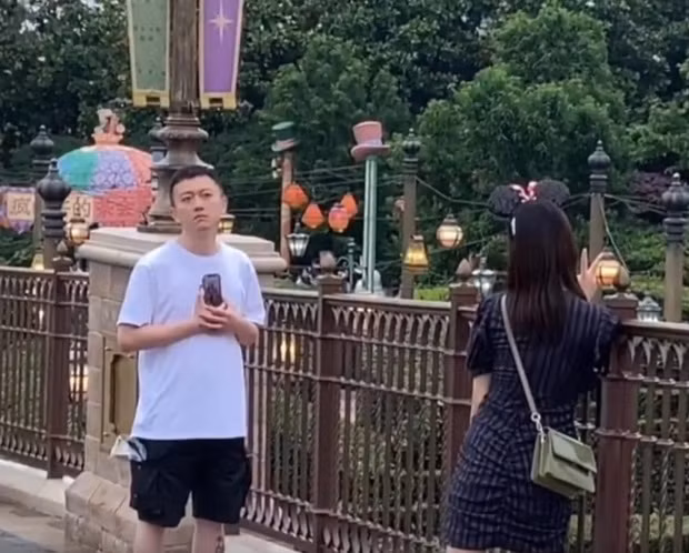 Không chỉ có nhiệm vụ canh góc chụp đẹp, đôi lúc cánh mày râu còn trở thành chiếc tripod để các nàng có bức ảnh ưng ý nhất.