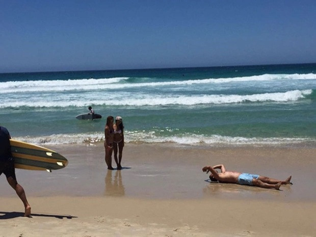 Nằm thẳng chụp đã khó, chàng trai còn chụp ngược khiến ai cũng phải nể.