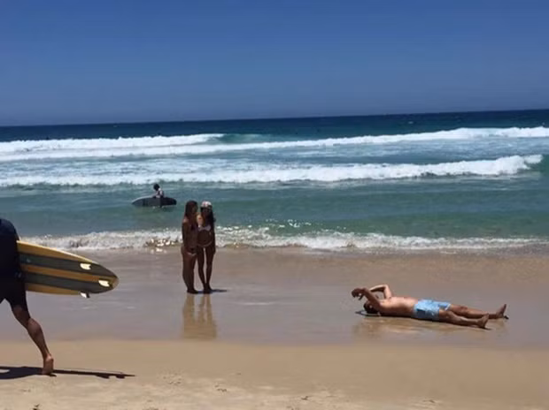 Nằm thẳng chụp đã khó, chàng trai còn chụp ngược khiến ai cũng phải nể.