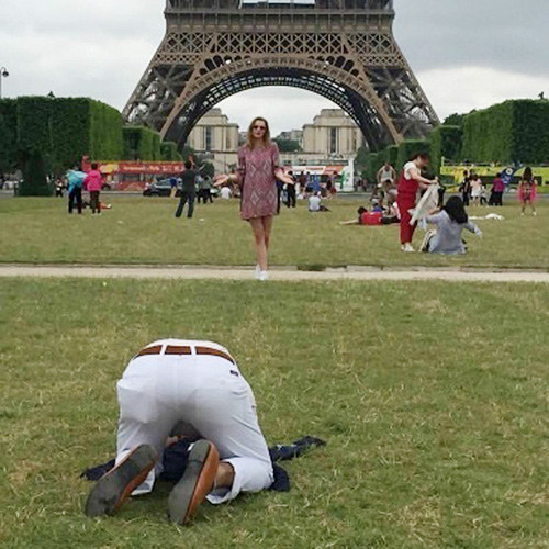 Để có bức ảnh check-in đẹp, người đàn ông này không tiếc việc phải hy sinh chiếc quần trắng của mình để phục vụ "nóc nhà",.