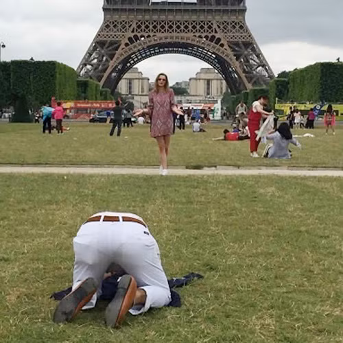 Để có bức ảnh check-in đẹp, người đàn ông này không tiếc việc phải hy sinh chiếc quần trắng của mình để phục vụ "nóc nhà",.