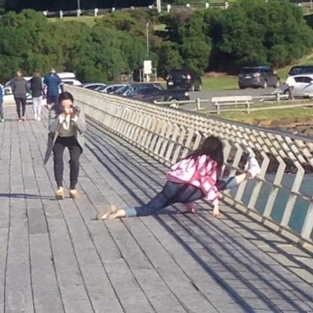 Được "nóc nhà" tin tưởng giao cho nhiệm vụ cao cả, nhiều anh chàng sẵn sàng lăn lộn đủ kiểu để có góc ảnh đẹp nhất.