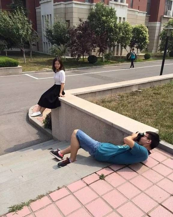 Muốn có 1 bức ảnh có chiều sâu cho bạn gái, chàng trai không ngại dùng tấm thân để "lau gạch" nơi công cộng.