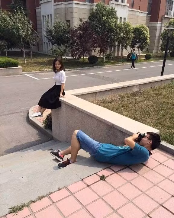 Muốn có 1 bức ảnh có chiều sâu cho bạn gái, chàng trai không ngại dùng tấm thân để "lau gạch" nơi công cộng.