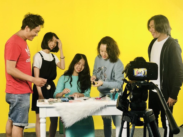 NanCiezZ chia sẻ, cô yêu thích công việc làm vlog từ khi còn nhỏ vì được mẹ dắt theo đi làm ở đài truyền hình.