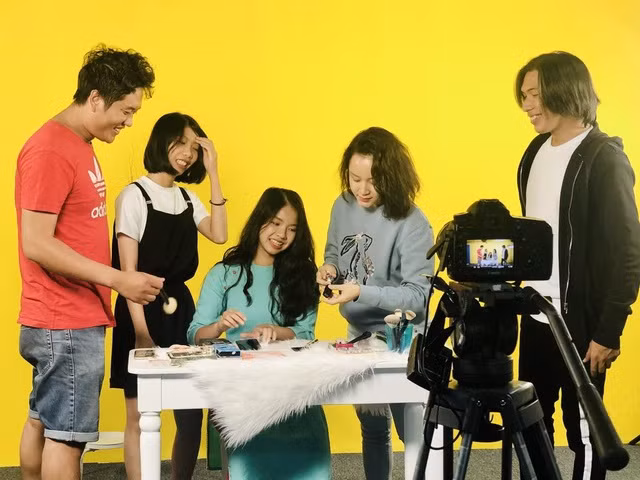 NanCiezZ chia sẻ, cô yêu thích công việc làm vlog từ khi còn nhỏ vì được mẹ dắt theo đi làm ở đài truyền hình.