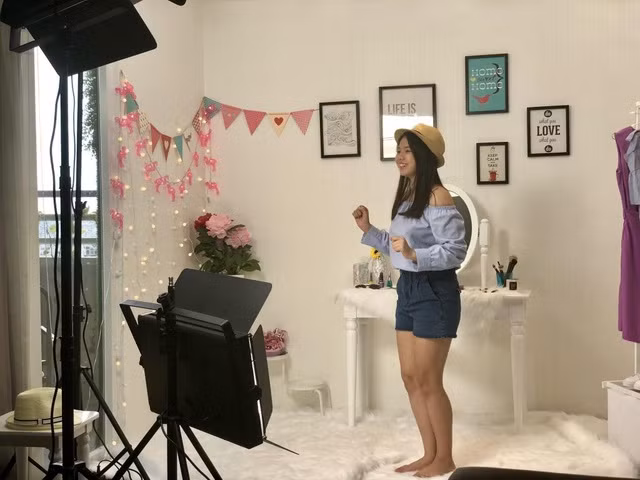 Năm 13 tuổi, NanCiezZ bắt đầu công việc vlogger dưới sự hướng dẫn của mẹ và ê-kíp sản xuất. Cùng với đó, cô nàng trở thành nữ sinh tuổi teen đầu tiên đưa thể loại vlog lên sóng truyền hình tại Việt Nam.