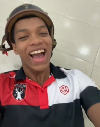 Chỉ gần gõ các hashtag #lausannha #truotsannha là hàng loạt clip đang gây sốt hiện ra, làm "lây lan" tiếng cười vui vẻ.