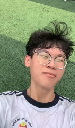 Hậu trường của các video này là "trợ lý" cầm chân hỗ trợ kéo lê "chính chủ" khắp sàn nhằm tạo đường trượt thật dài.