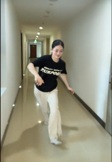 Một số người còn sáng tạo hơn khi đội mũ bảo hiểm, mặc trang phục bảo hộ hay thêm vào các tình huống bi hài như ngã vào chó cưng, ngã trên sân bóng hay ngã trong lớp học...