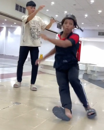 Cộng đồng TikTok đang bị cuốn theo "cơn sốt" mới mang tên "trượt lau sàn nhà". Với hàng loạt clip thu hút cả triệu lượt xem và chia sẻ, trào lưu này nhanh chóng lan rộng và trở thành hiện tượng trên mạng xã hội.