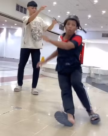 Cộng đồng TikTok đang bị cuốn theo "cơn sốt" mới mang tên "trượt lau sàn nhà". Với hàng loạt clip thu hút cả triệu lượt xem và chia sẻ, trào lưu này nhanh chóng lan rộng và trở thành hiện tượng trên mạng xã hội.