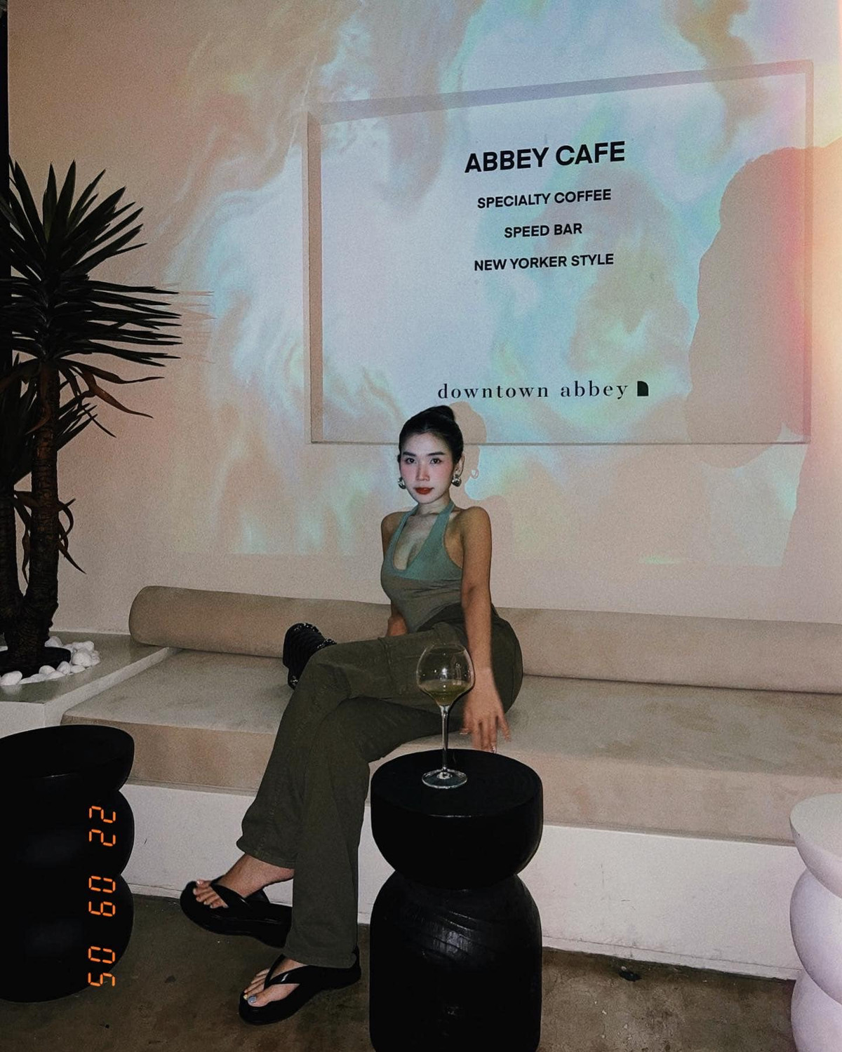 Hot girl Chù Disturbia thường xuyên có mặt tại những địa điểm du lịch nổi tiếng, lướt một vòng trang cá nhân cũng đủ thấy cuộc sống của Vân Anh giờ sung túc, dư giả.