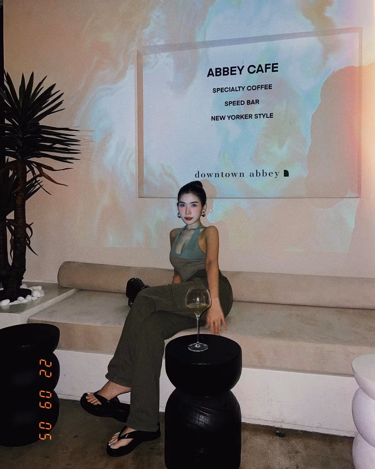 Hot girl Chù Disturbia thường xuyên có mặt tại những địa điểm du lịch nổi tiếng, lướt một vòng trang cá nhân cũng đủ thấy cuộc sống của Vân Anh giờ sung túc, dư giả.